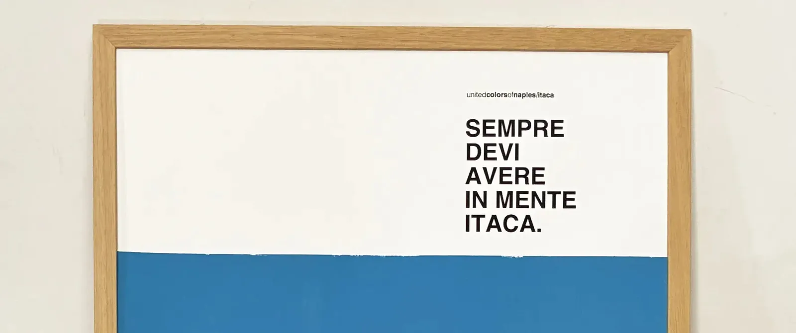 Itaca, Konstantinos Kavafis – la frase «Sempre devi avere in mente Itaca» sull'opera poster blu, cornice in legno naturale