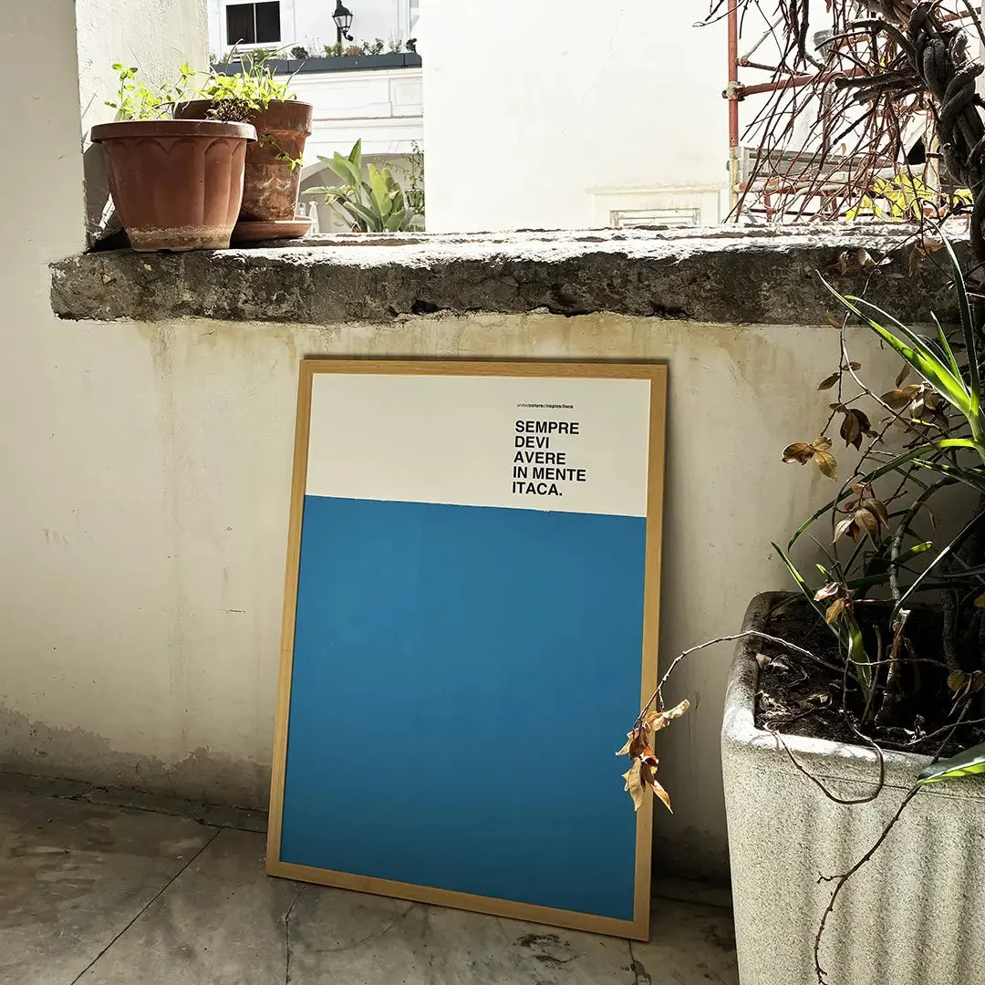 Itaca, Konstantinos Kavafis – opera poster blu con cornice in legno naturale su un terrazzo tra le piante