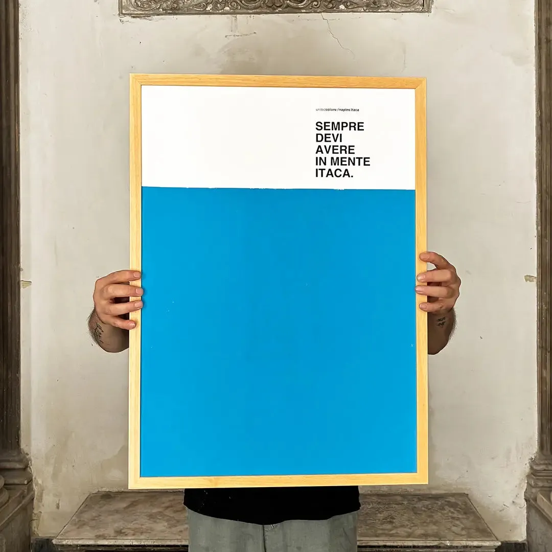 Itaca, Konstantinos Kavafis – opera poster blu con la frase «Sempre devi avere in mente Itaca», cornice in legno naturale, tenuta a mano