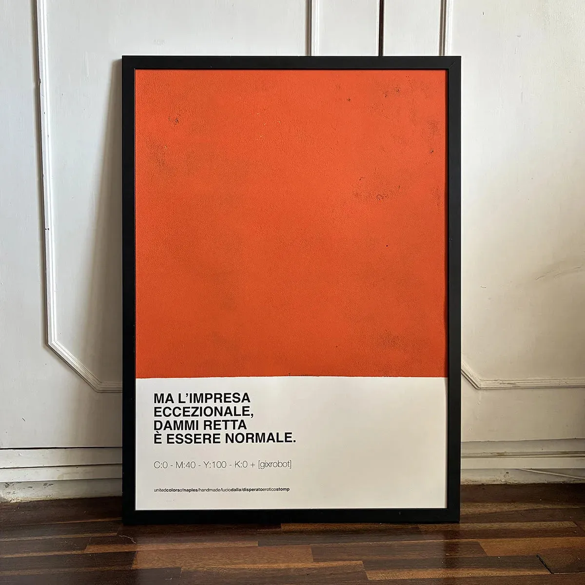 Disperato Erotico Stomp, Lucio Dalla – opera poster arancione con la frase «Ma l'impresa eccezionale, dammi retta, è essere normale», cornice nera