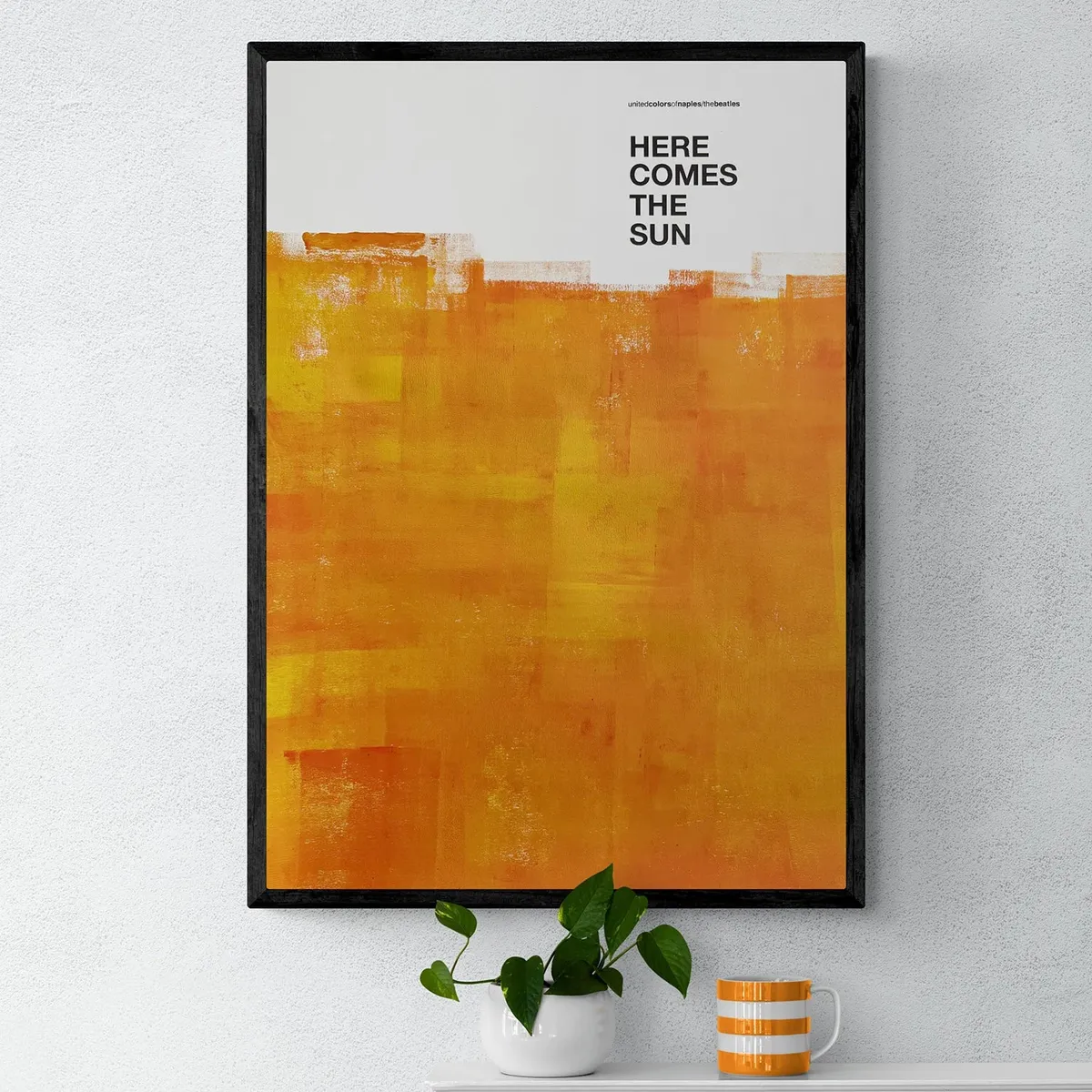 Here Comes The Sun, The Beatles – Opera Poster in Orange mit dem Satz «Here comes the sun», schwarzer Rahmen auf einem Regal