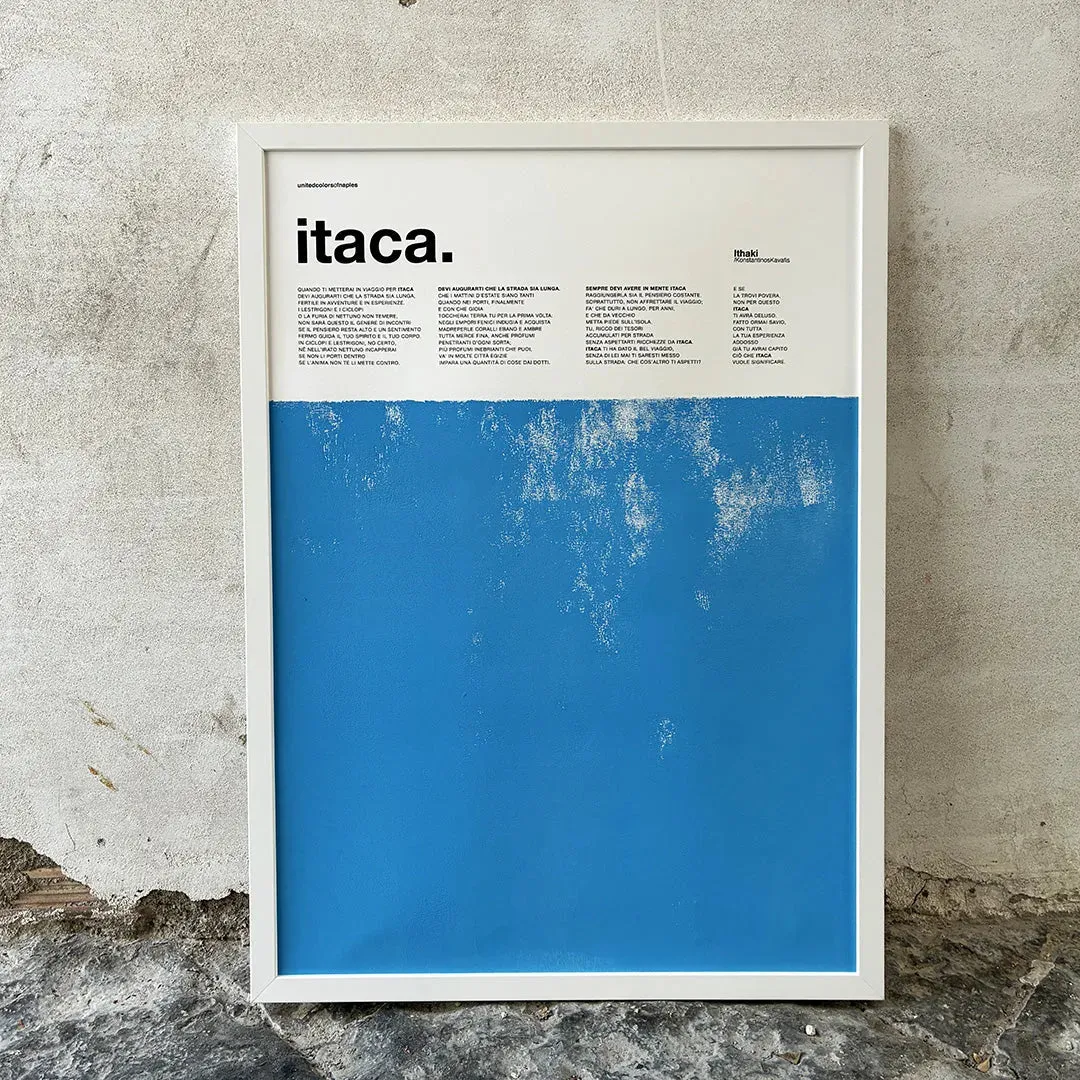 Poesie e Lettere / Itaca, Konstantinos Kavafis – opera poster blu con il testo completo della poesia, cornice bianca, davanti a un muro antico