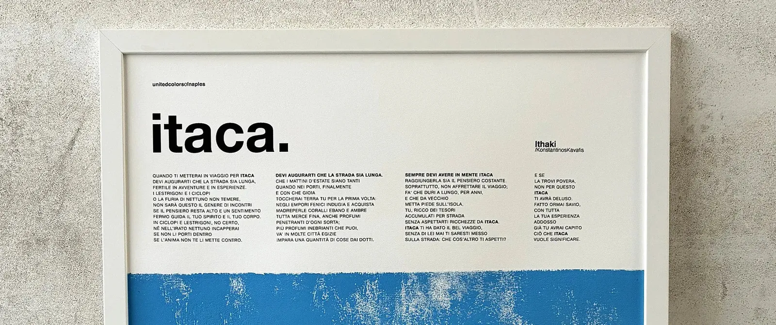 Poesie e Lettere / Itaca, Konstantinos Kavafis – opera poster blu con il testo completo della poesia, cornice bianca, dettaglio
