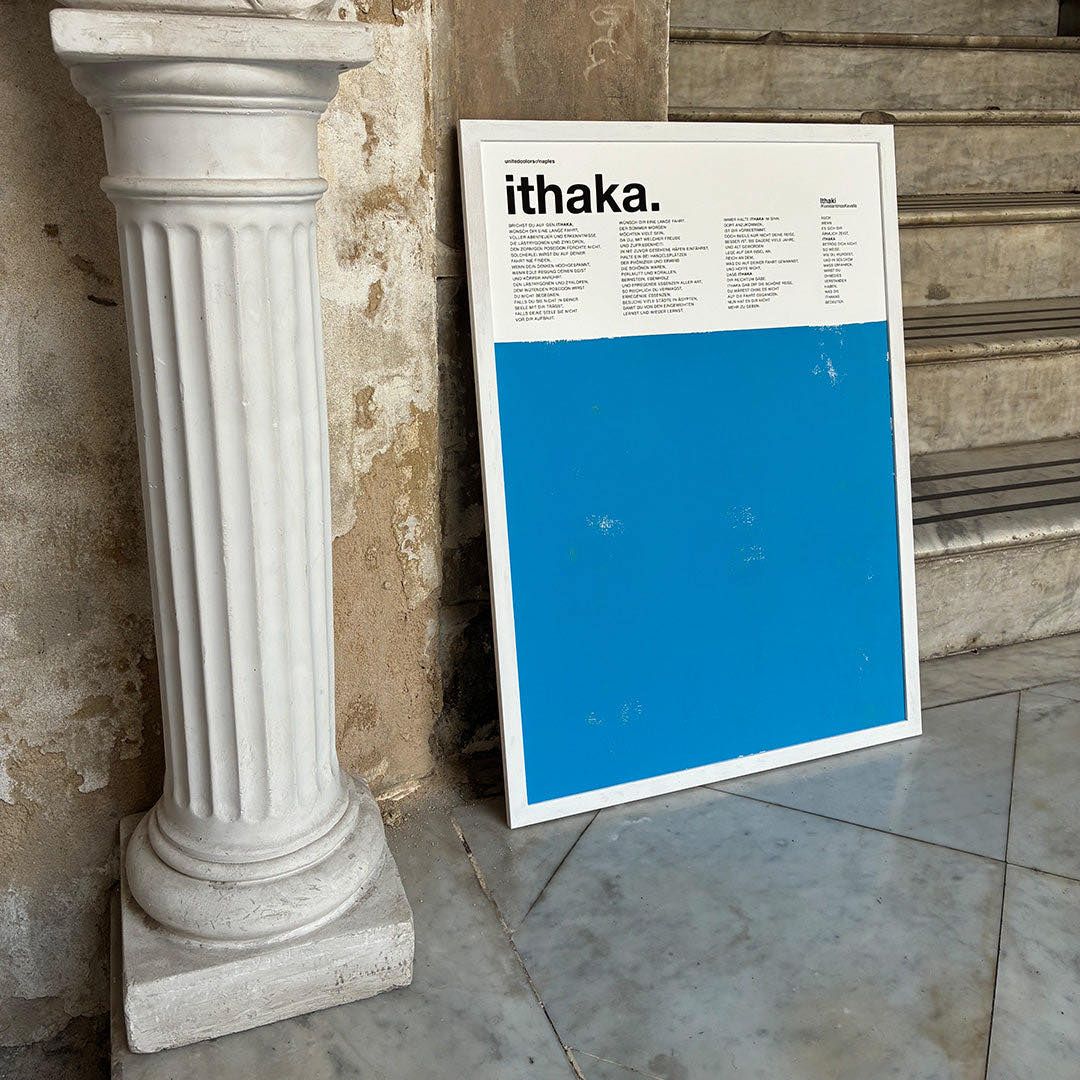 Ithaka, Konstantinos Kavafis – Opera Poster in Blau mit dem Gedicht auf Deutsch, weißer Rahmen, neben einer klassischen Säule