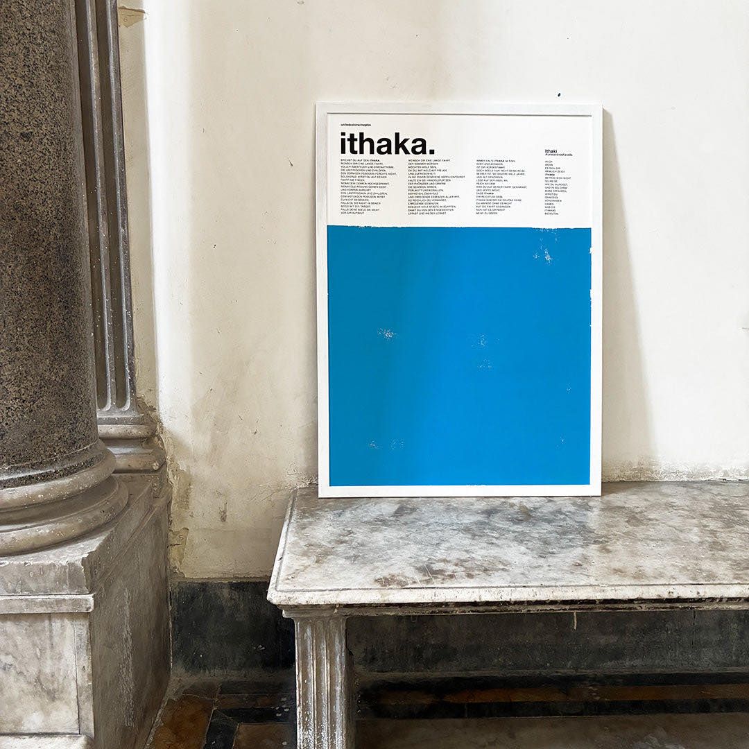 Ithaka, Konstantinos Kavafis – Opera Poster in Blau mit dem Gedicht auf Deutsch, weißer Rahmen, auf einem Marmortisch