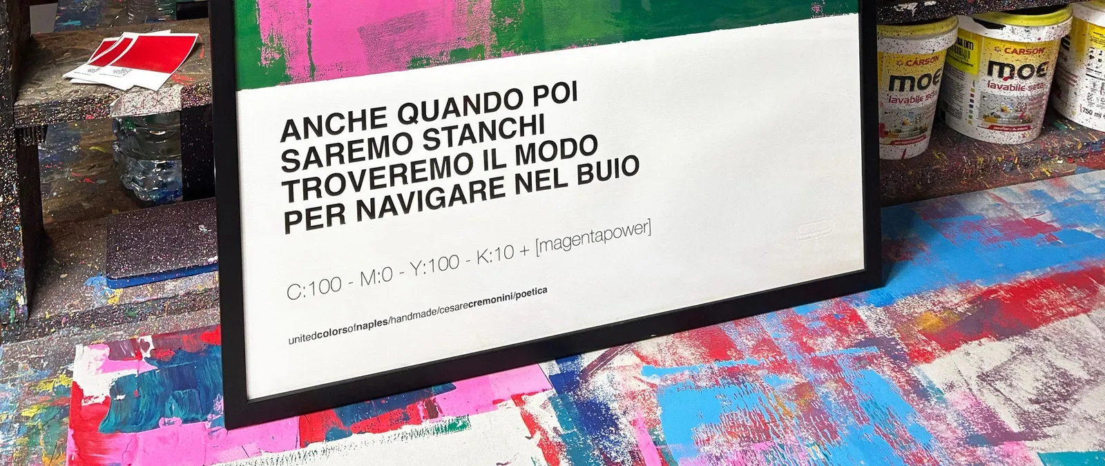 Poetica, Cesare Cremonini – the line «Anche quando poi saremo stanchi troveremo il modo per navigare nel buio» in the workshop, among the paints