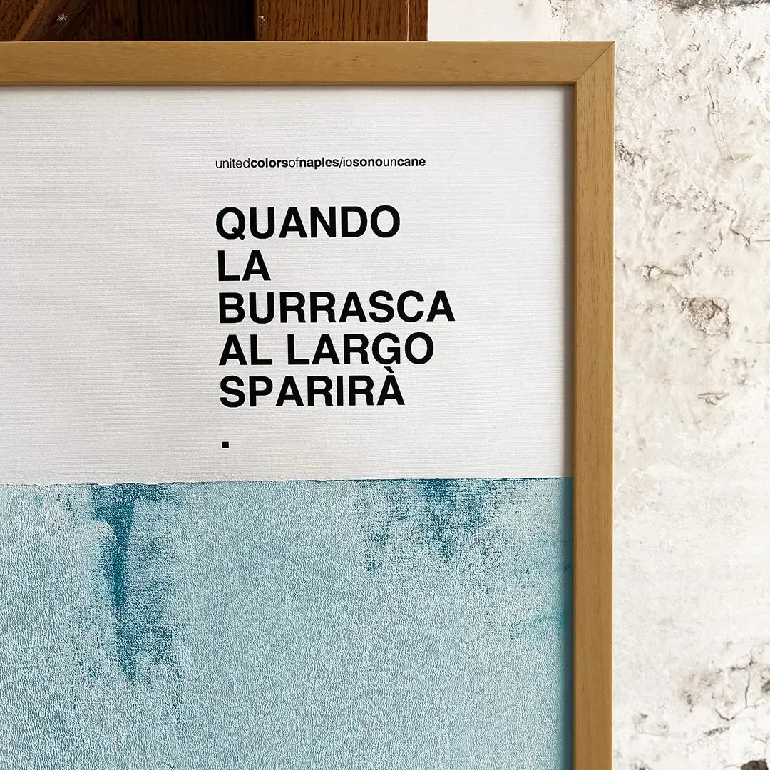 Stormi, Io sono un cane – der Satz «Quando la burrasca al largo sparirà» in Nahaufnahme, Rahmen aus Naturholz