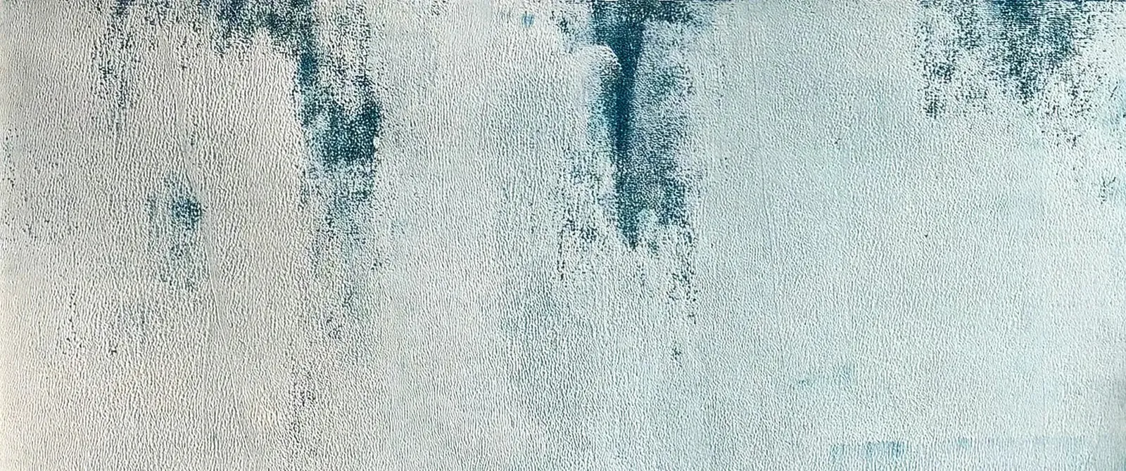 Stormi, Io sono un cane – Detail des von Hand aufgetragenen Hellblaus
