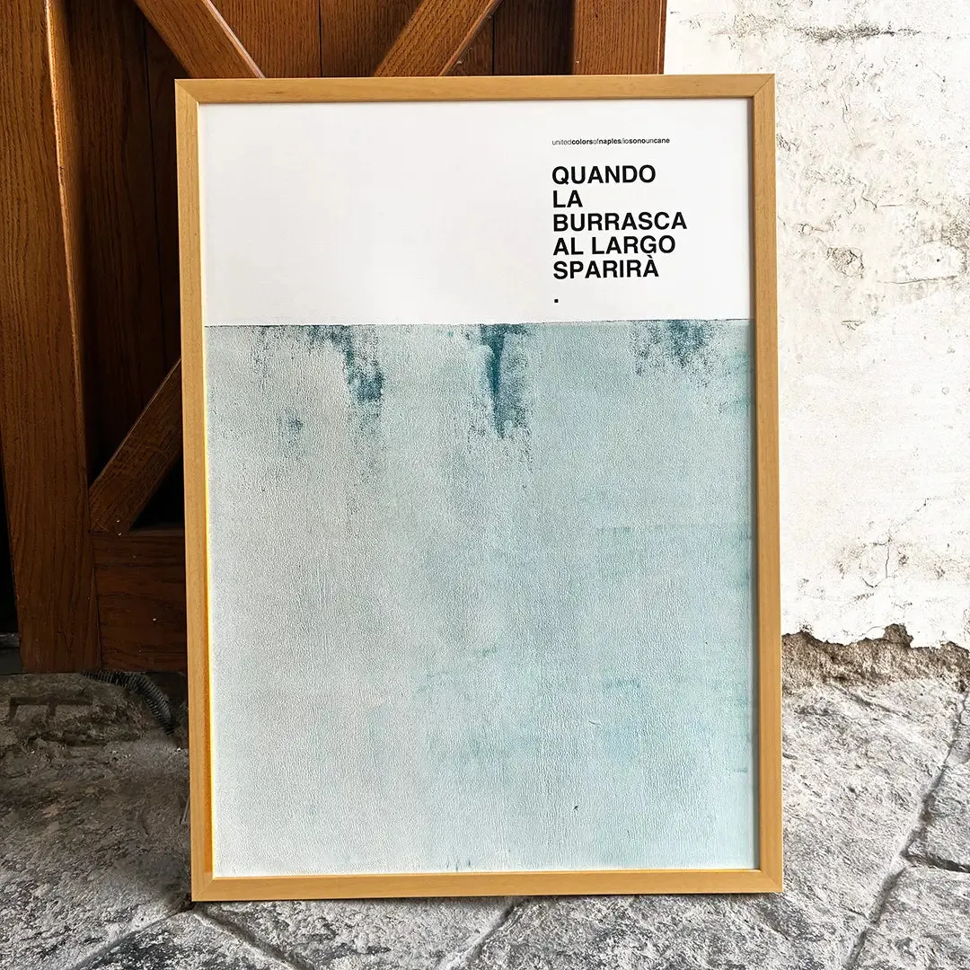 Stormi, Io sono un cane – Opera Poster in Hellblau mit dem Satz «Quando la burrasca al largo sparirà», Rahmen aus Naturholz