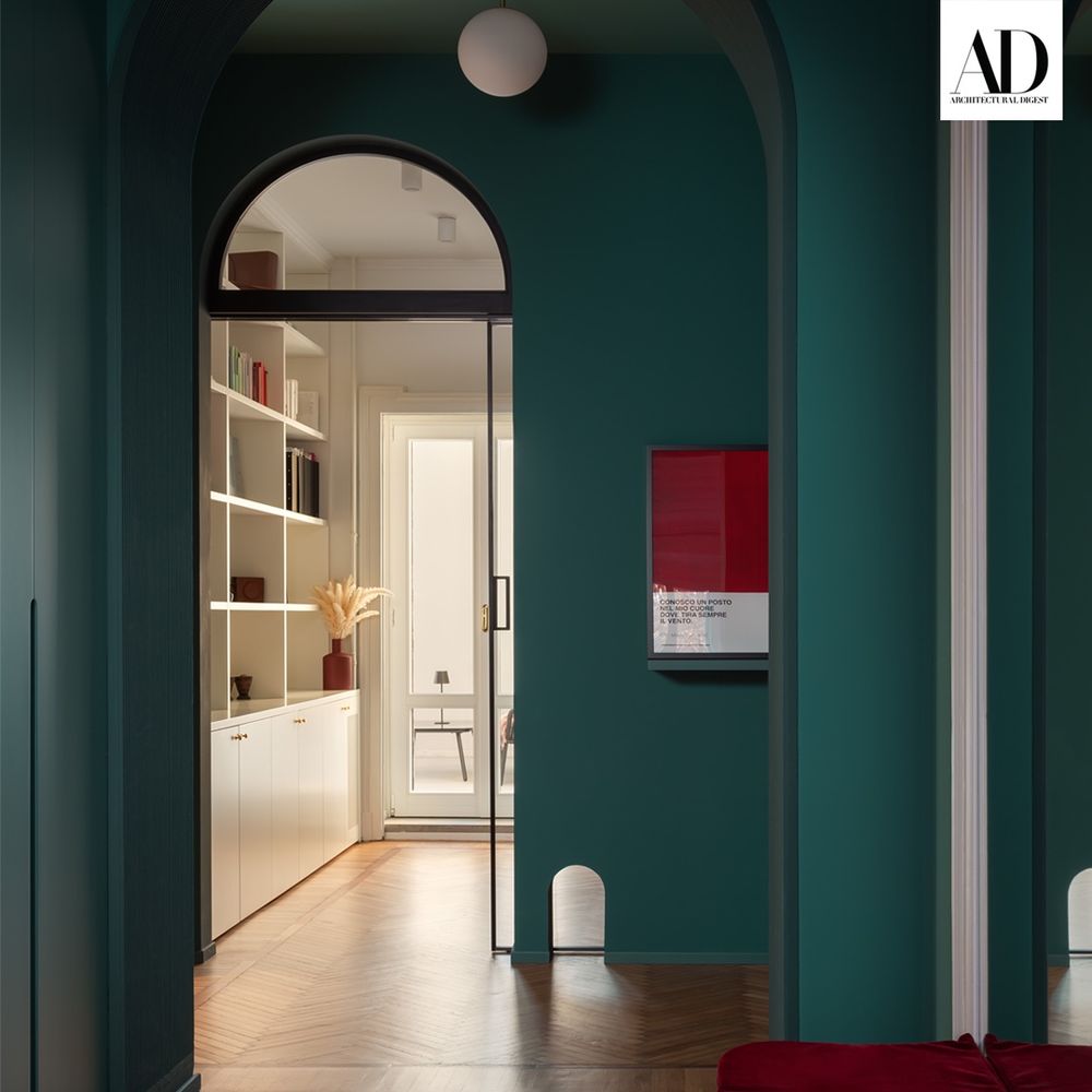Corridoio verde con l'opera poster rossa «Conosco un posto nel mio cuore», dal servizio di AD Italia